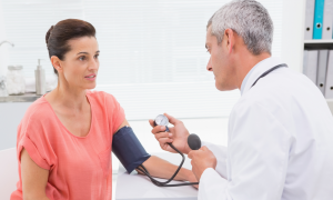mulher aferiando a pressão